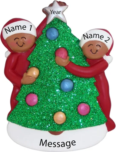 Vista 2 de Adorno de Primera Navidad 2025 Personalizado para Parejas – Regalo Personalizado de Nuestro Primer Año Juntos para Parejas – Adorno de Primera