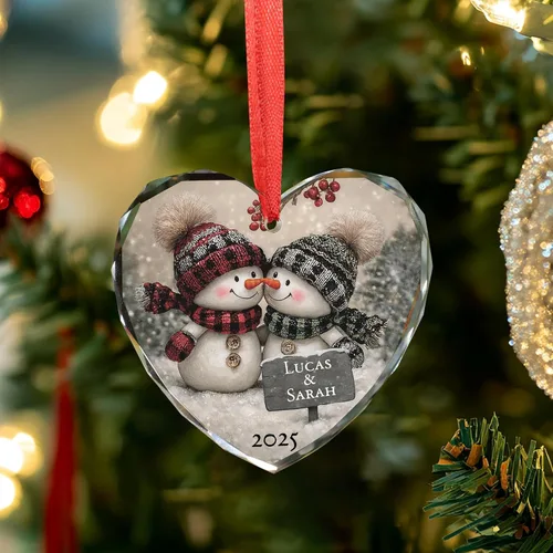 Vista 5 de Noni Adorno personalizado de cristal de corazón para parejas, nombres personalizados impresos y año 2026, muñeco de nieve para parejas, recuerdo