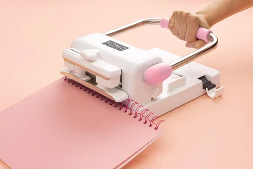 Vista 7 de We R Memory Keepers, Máquina Encuadernadora de Libros Cinch 2, Rosa/Blanco, Diseño Fácil de Usar con Regla Deslizante, Compatible con Bobinas
