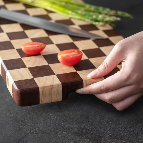 Vista 3 de Tabla de cortar de madera bloque de carnicería, tabla de cortar de madera con patrón de tablero de ajedrez y asas laterales interiores para carne