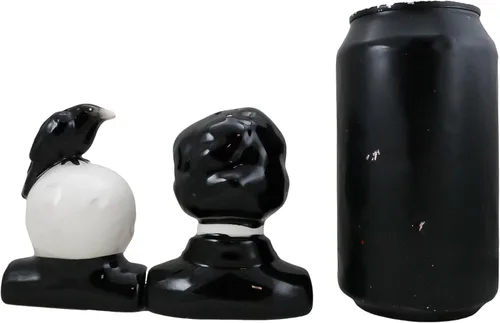 Vista 8 de Ebros Gift Poeta gótico Edgar Allen Poe con cuervo negro en el cráneo decorativo de cerámica salero y pimentero Figuritas Quoth The Raven Nevermore