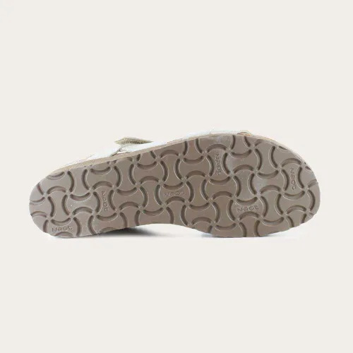Vista 4 de Naot Kayla sandalia con taco de cuña para mujer Piel de lagarto beige