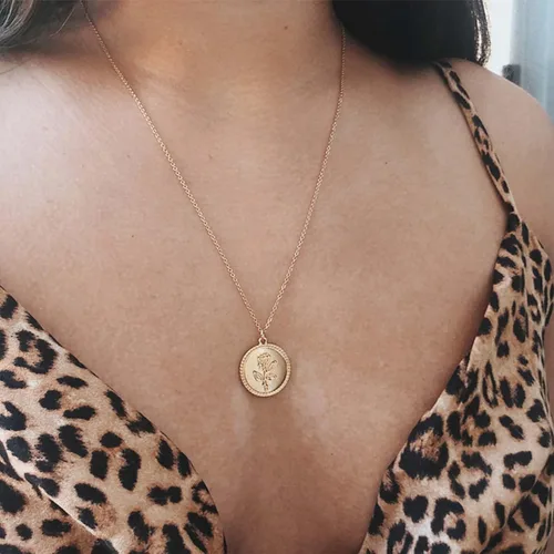 Vista 2 de YienDoo Collar de moneda de oro, collar con dije de disco con patrón de rosa vintage, medallón texturizado, dije de moneda, disco circular redondo