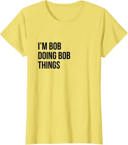 Vista 67 de Camiseta con texto en inglés "I'm Bob Doing Bob Things" Asfalto