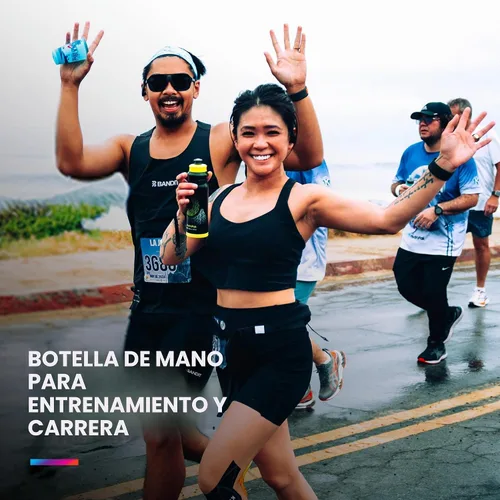 Vista 2 de HydraPak Tempo Pro 400ml - Botella de mano para correr y exprimir para hidratación en entrenamiento y día de carrera con correa removible Negro