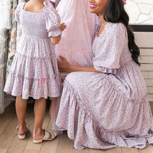 Vista 2 de Vestidos de mamá y yo a juego, conjunto de verano bohemio, cuello cuadrado, mangas con volantes, vestido floral escalonado para mujeres y niñas