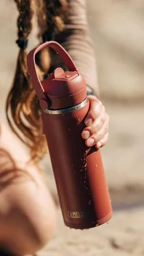 Vista 9 de CamelBak - Thrive - Botella de agua con tapa y pajilla, 20 onzas - Aislante de acero inoxidable, color negro