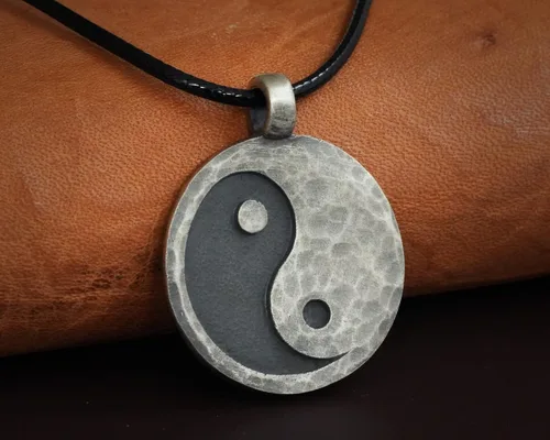 Vista 2 de Collar Yin Yang para hombre, joyería colgante de alta calidad de aspecto antiguo, regalos de Yin Yang, joyería vikinga para hombres