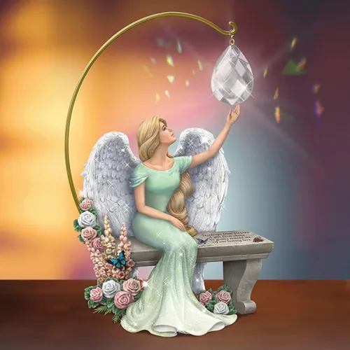 Vista 2 de Escultura de ángel de recuerdo pintada a mano con lágrimas del cielo inspirada en las ilustraciones de Lena Liu con un atrapasoles prismático