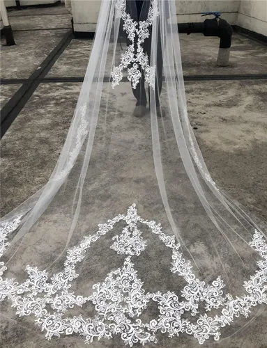 Vista 2 de Capa de velo de boda capa de novia larga y exquisita apliques de encaje velo de hombro floral longitud catedral de boda color marfil tamaño 1575in