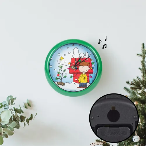 Vista 7 de Mark Feldstein, Reloj de sonido con villancicos navideños de Snoopy en diseño de casa de perro, verde, 20,3 cm