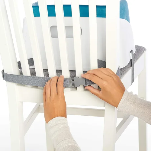 Vista 5 de Asiento elevador SmartClean Toddler Booster de Ingenuity para mesa de comedor con correas de arnés de 3 puntos, azul pavo real
