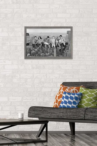 Vista 2 de Trends International Friends - Póster de pared posado, 14.725 x 22.375 pulgadas, versión enmarcada de madera de granero