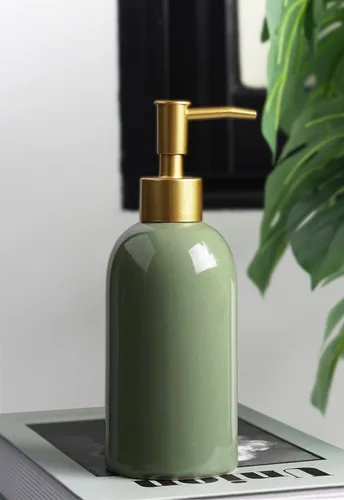 Vista 5 de Paquete de 2 dispensadores de jabón de cerámica verde con bomba dorada, botella dispensadora de loción cilíndrica de diseño moderno, dispensador