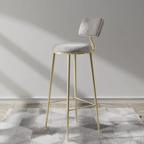 Vista 13 de Taburetes de bar de terciopelo modernos con respaldo y patas de metal dorado, cómodas sillas de bar altas tapizadas para cocina, isla de desayuno