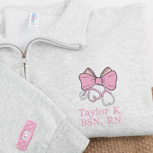 Vista 4 de COUPLEHOODIES - Sudadera de enfermería bordada con nombre, personalizada, con cremallera de un cuarto, regalo para asistente de enfermería