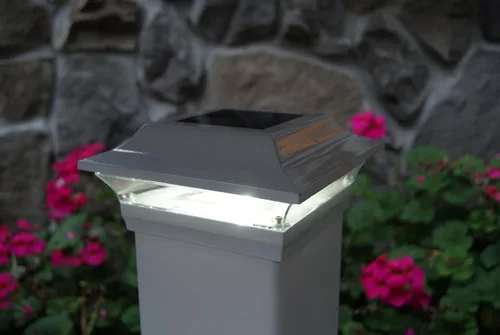 Vista 2 de Classy Caps Tapa de poste solar imperial de 5 x 5 pulgadas, se adapta a postes de cubierta y valla de 5 x 5 pulgadas, aluminio fundido blanco, modos