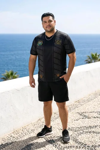 Vista 3 de Camisa Selección de El Salvador, La Camisa del país que te vío nacer, Color Negro Con el Escudo y el ES Bordados