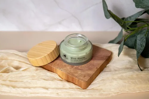 Vista 4 de Hearth and Homestead: Bálsamo/Crema Facial Artesanal de Sebo Bioactivo de Flor Silvestre con Tanaceto Azul - Hidrata, Nutre y Protege la Piel - 20 g
