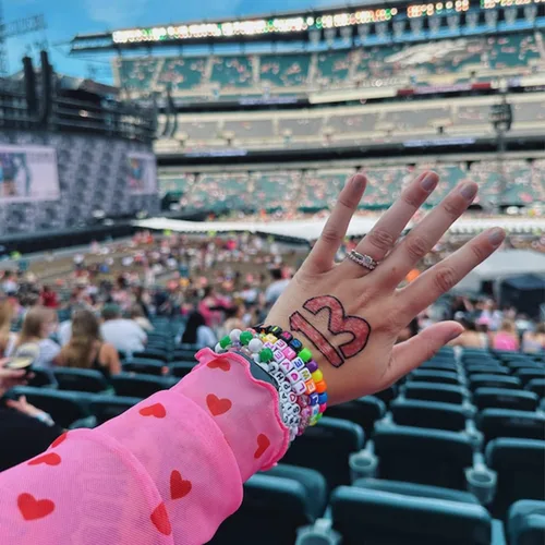 Vista 6 de YDJIA 2 pulseras de la amistad para concierto de Taylor, trajes de gira de época, álbum de música, karma medianoches, amante del folklore reputación