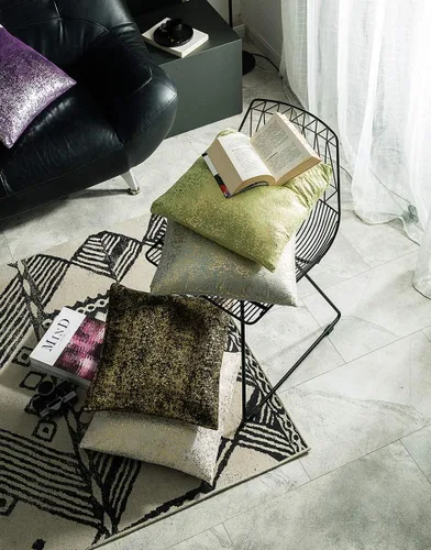 Vista 5 de Xinrjojo Juego de 2 almohadas brillantes en negro y dorado, almohadas suaves y brillantes decorativas, juego de fundas de almohada cuadradas negras