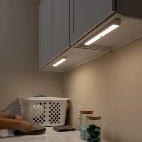 Vista 6 de Amazon Basics Barra de luz LED USB/funciona con pilas, sensor de movimiento giratorio, luces adhesivas, 250 lúmenes, 12 pulgadas, iluminación debajo