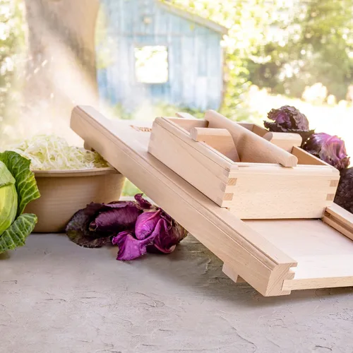 Vista 4 de Trituradora de repollo tradicional de madera con protector de mano para chucrut y ensalada de col finamente cortados - Calidad de reliquia