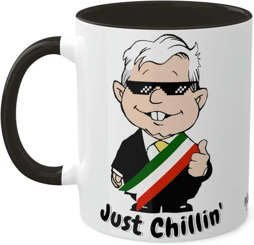 Vista 2 de MEXICANDOO AMLO - Taza de café Just Chillin, divertida caricatura, Muñeco AMLITO, taza de cerámica blanca brillante con colores vibrantes