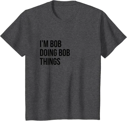 Vista 26 de Camiseta con texto en inglés "I'm Bob Doing Bob Things" Asfalto