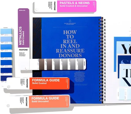 Vista 2 de Pantone Solid Guide Set Obtenga toda la gama de colores planos Pantone® para gráficos e impresión GP1605B