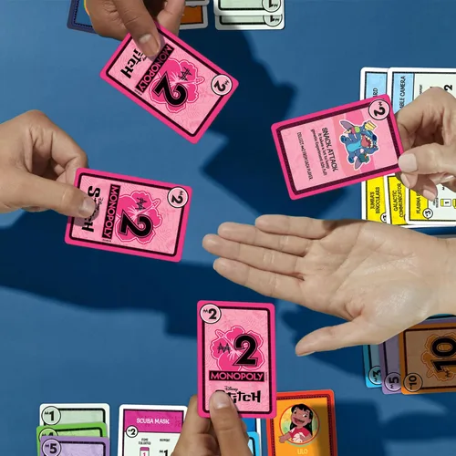 Vista 7 de Monopoly Deal: Edición Disney Stitch - Juego de cartas Basado en Lilo & Stitch de Disney Juegos de Disney para niños oficialmente licenciados