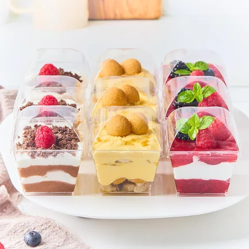 Vista 6 de Paquete de 50 Tazas Cuadradas de Postre de 4 oz con Tapas de Cúpula y Cucharas, Tazas de Pudín de Plástico con Tapas Mini Tazas de Parfait Shooter