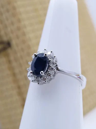 Vista 6 de Dazzlingrock Collection Anillo de compromiso ovalado de 0.315x0.236 in con halo de diamantes blancos redondos para mujer en oro