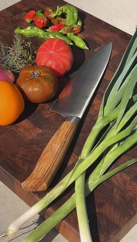 Vista 3 de WICKWILLOW - Cuchillo de chef de 8 pulgadas – Cuchillo de cocina de acero sueco ultra afilado con mango de madera de olivo italiano – Cuchillo