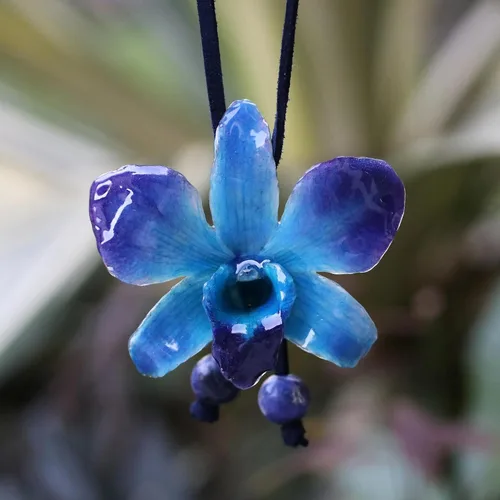 Vista 2 de NOVICA Collar largo artesanal hecho a mano de sodalita de orquídea natural, flor de lariat, hoja de cuero, azul Tailandia, floral 'azul medianoche