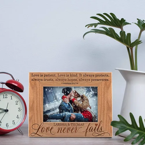 Vista 4 de Marco de fotos personalizado Love Never Fails, 4 x 6 pulgadas, marco de fotos romántico personalizado, boda, compromiso, día de San Valentín