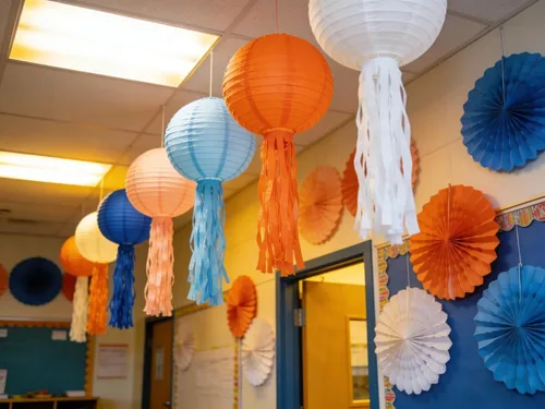 Vista 5 de Juego de linternas de papel azul y naranja (12 piezas) - Faroles colgantes de 6/8/10 pulgadas para fiestas de dibujos animados, eventos deportivos