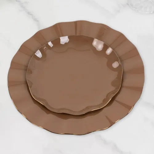 Vista 16 de Efavormart 10 Pack Platos redondos de plástico negro de 6" para postre y ensalada, platos desechables para aperitivos con borde ondulado dorado
