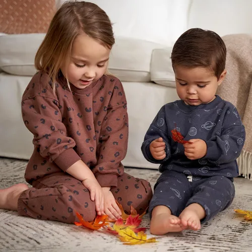 Vista 2 de Gerber Conjunto de sudadera y pantalón deportivo de forro polar de 2 piezas para bebés niños pequeños