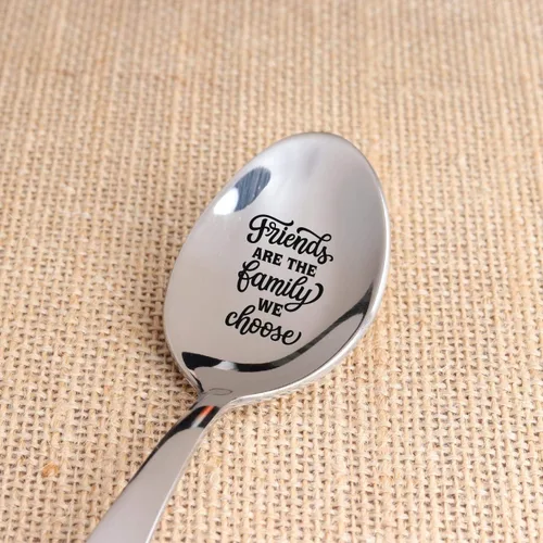 Vista 7 de Cuchara grabada para regalar a un amigo para él y ella, regalo de cuchara con texto en inglés "Friend's are the Family", regalo inspirador