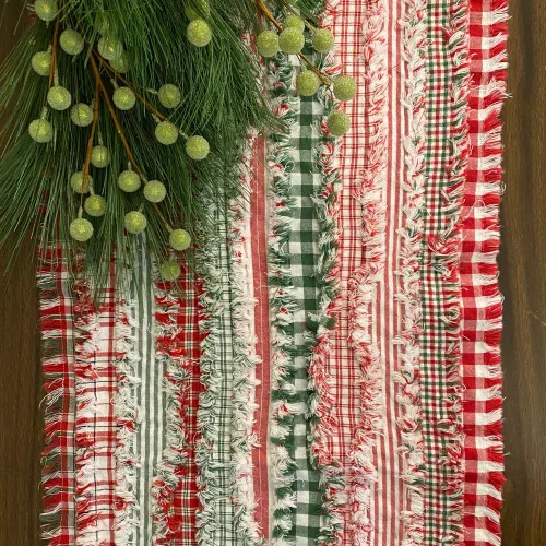 Vista 8 de Tela de Algodón Casera Roja y Verde de Feliz Navidad 22 piezas 2.5" X 44" Rollo Precortado (Jelly Roll) por JCS