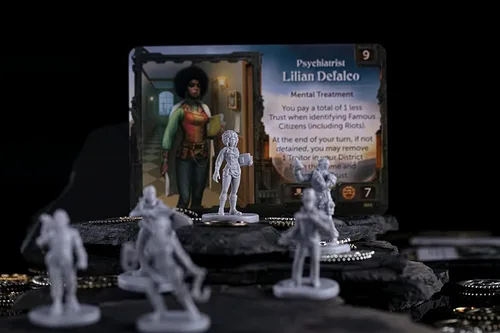 Vista 4 de City of The Great Machine. Expansión del juego de mesa de héroes de pie 1-4 jugadores Edades 14 en adelante Steampunk Uno contra muchos