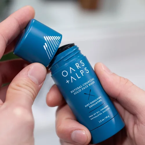 Vista 5 de Oars + Alps Kit de cuidado de la piel para hombres, el juego de regalo incluye lavado facial, rodillo de ojos e hidratante, vegano y sin gluten