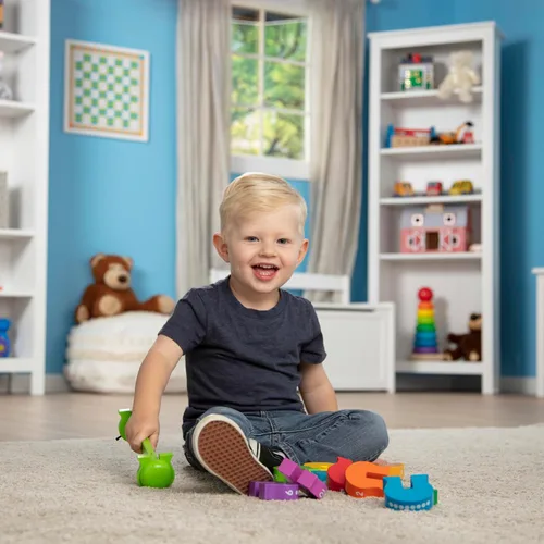 Vista 2 de Melissa & Doug Oruga para contar - Clásico juguete de madera con 10 segmentos de colores numerados