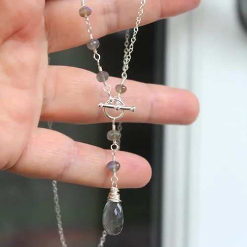 Vista 3 de Collar de labradorita con cierre de palanca y cierre frontal de plata de ley con piedras preciosas gris de 18 pulgadas
