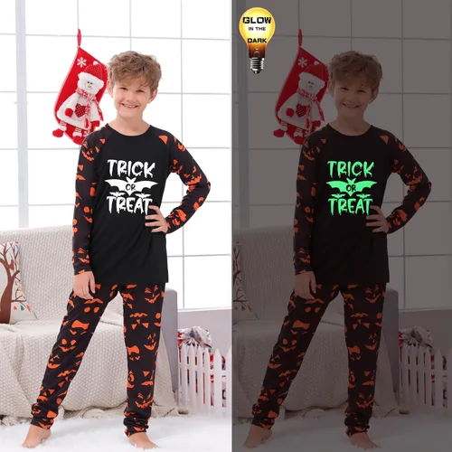 Vista 3 de FULA-bao Pijamas de Halloween a juego para la familia que brilla en la oscuridad con estampado de fantasmas de manga corta, pantalones y pijamas
