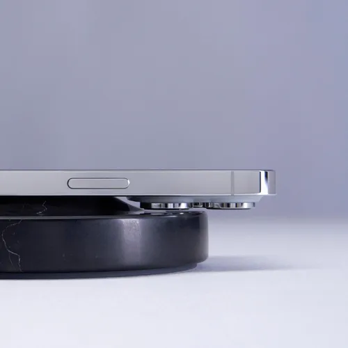 Vista 2 de Einova Classic Stone - Almohadilla de carga inalámbrica de mármol diseñada en Italia, cable USB-C integrado de 6 pies, teléfonos inteligentes