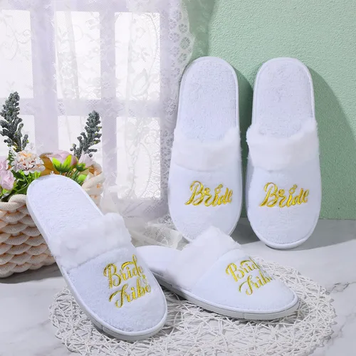 Vista 7 de 7 pares de pantuflas de boda bordadas de tribu de novia y novia, pantuflas de novia peludas, pantuflas blancas para novia, regalo de dama de honor