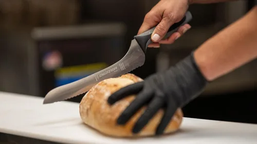 Vista 2 de Cuchillo para sándwiches V-Lo V163-9SC-PCP de 9 pulgadas, festoneado y atenuado, con mango suave.