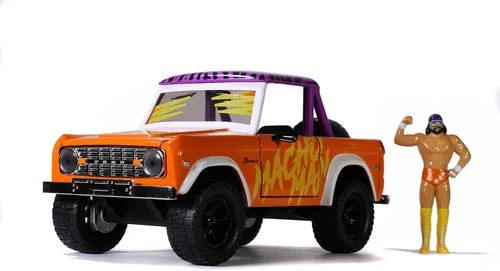Vista 2 de Jada Toys WWE 1:24 1973 Ford Bronco - Coche fundido a presión con figura de Macho Man Randy Savage de 2.75 pulgadas, juguetes para niños y adultos
